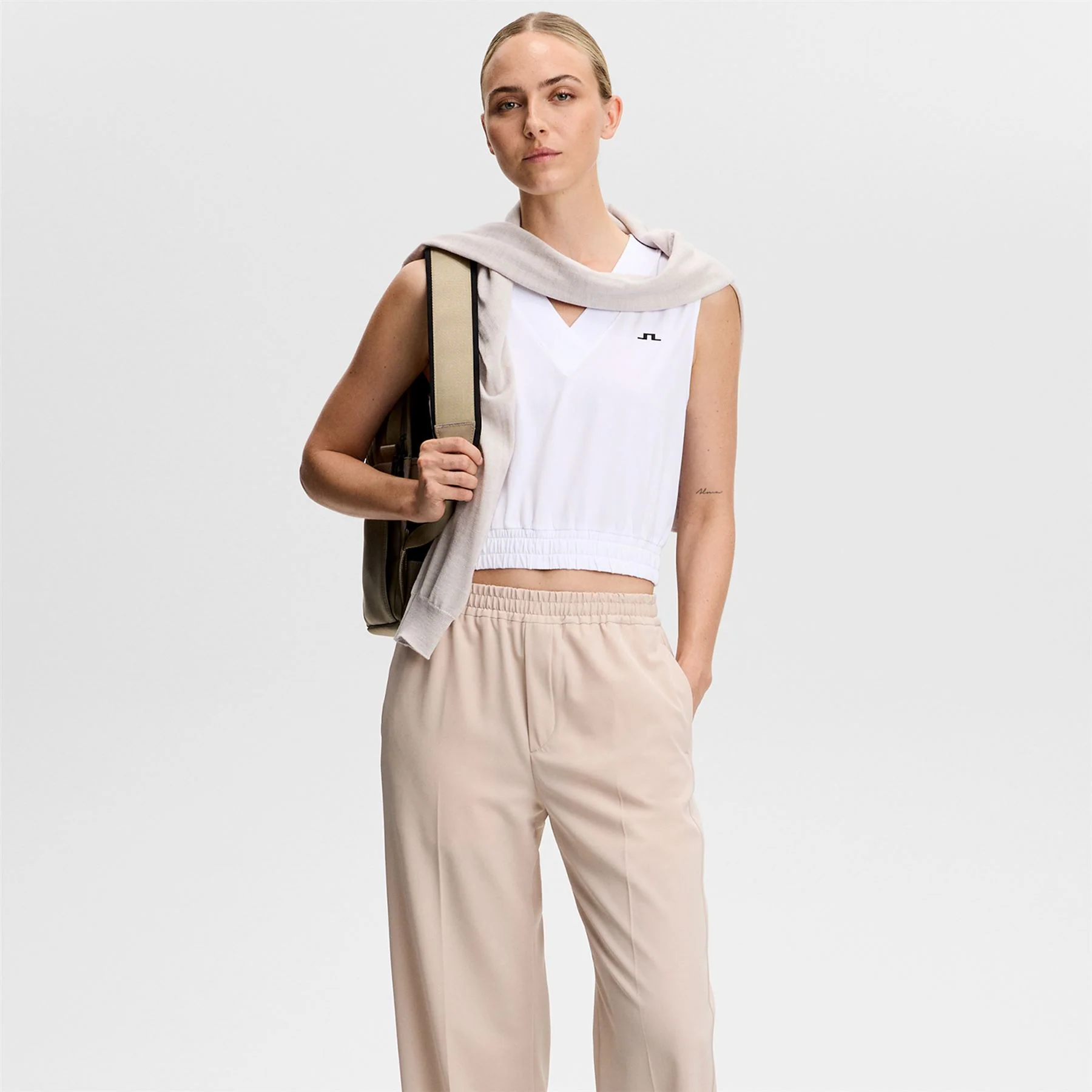 Liny Cropped V-Neck SL Top White - Image 3