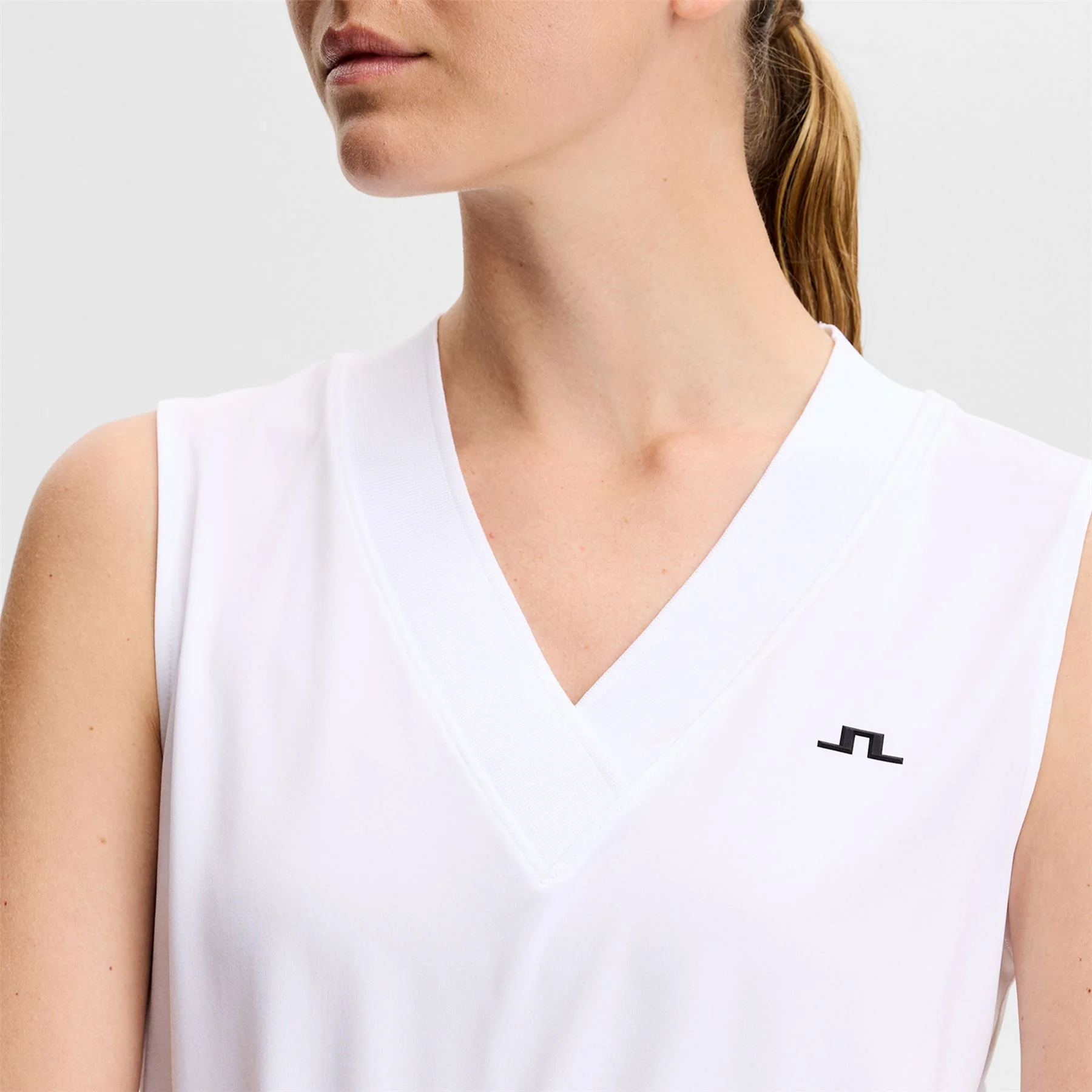 Liny Cropped V-Neck SL Top White - Image 4