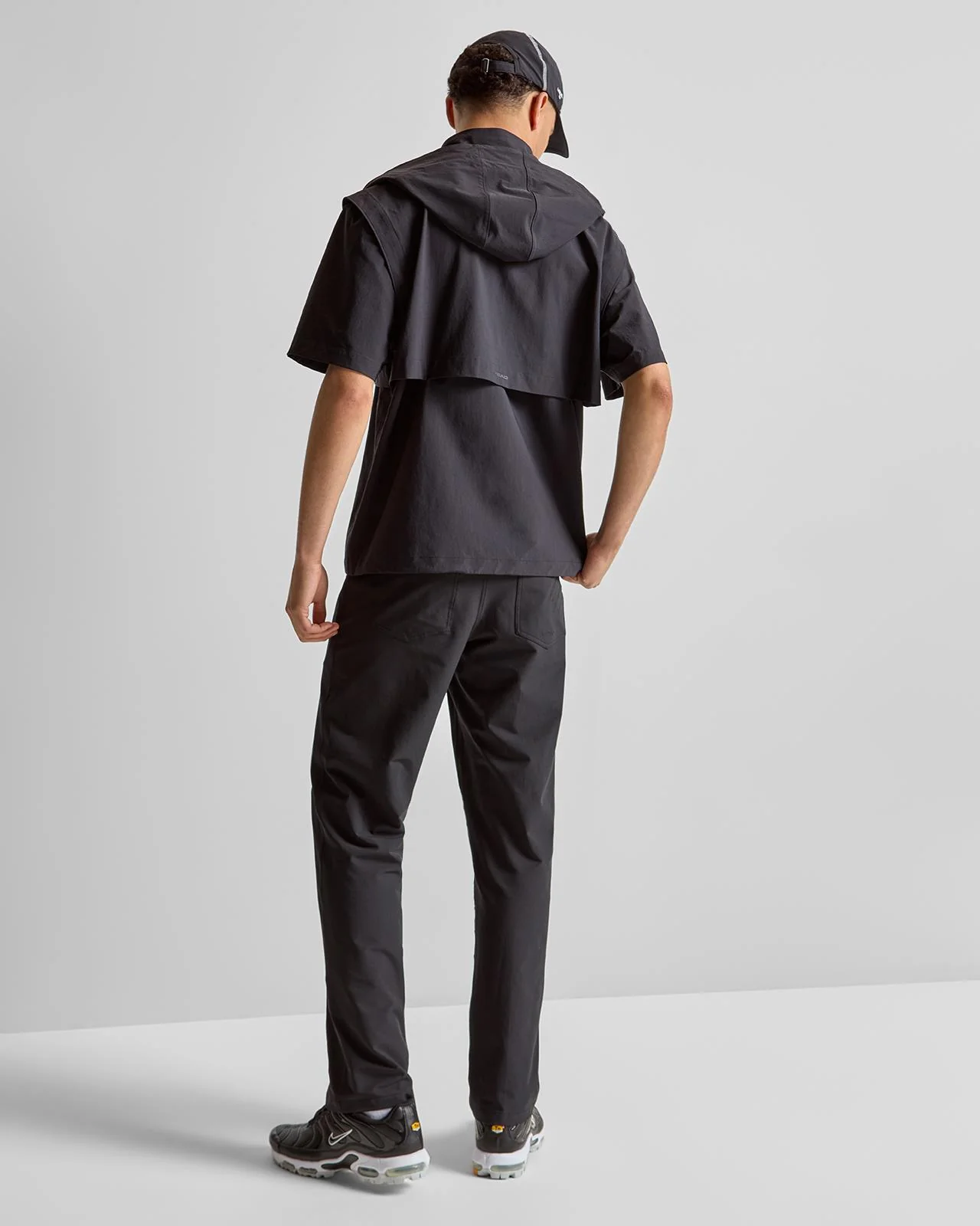 Short Sleeve Anorak Black - Image 4